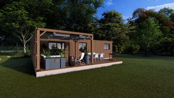 Module en bois Le Haven de 63,3 m² avec terrasse couverte, bardage bois vertical et mobilier d'extérieur contemporain dans un environnement verdoyant.