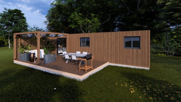 Module en bois Le Haven avec terrasse aménagée, bardage bois vertical et pergola intégrée, installé dans un environnement verdoyant.