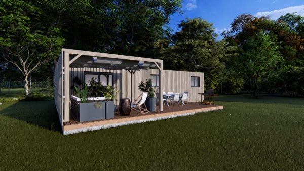 Module en bois moderne avec terrasse couverte intégrée, installé dans un environnement verdoyant.