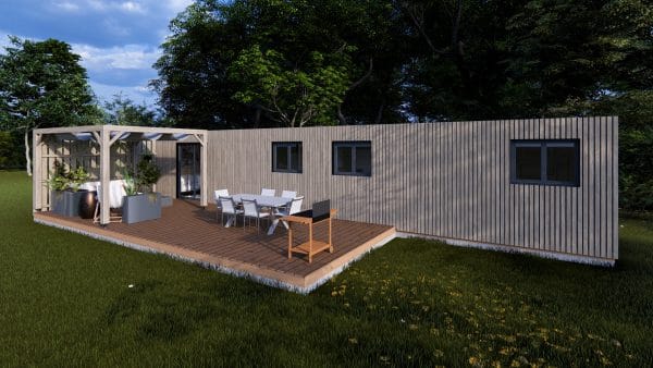 Module en bois moderne "Le Lounge" de 82 m² avec terrasse aménagée et pergola, revêtement en bois gris vertical, fenêtres contemporaines et mobilier d'extérieur élégant sur fond de verdure naturelle.