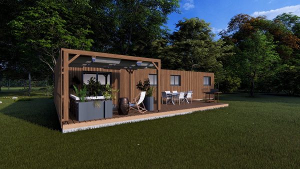 Module en bois moderne "Le Lounge" de 82 m² avec terrasse couverte, bardage bois vertical et mobilier d'extérieur contemporain dans un environnement boisé.
