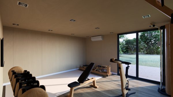 Salle de sport lumineuse et moderne aménagée dans un module en bois, équipée de matériel d'entraînement ergonomique et ouverte sur un jardin grâce à une grande baie vitrée.
